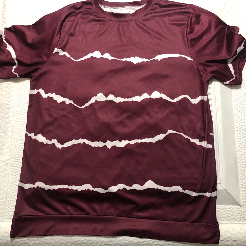 Women’s maroon T-shirt with white jagged stripes, size XL